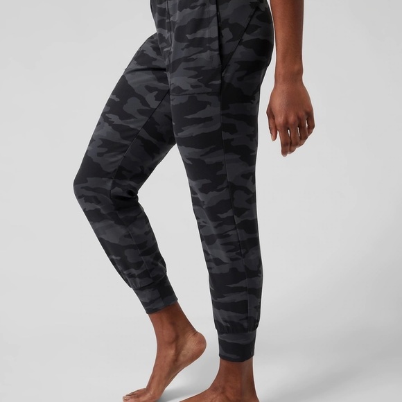 Athleta Pants - Athleta Womens’ Salutation Camo Jogger Size XXS